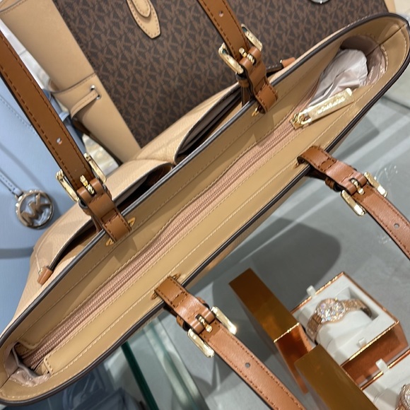 MICHAEL KORS JET SET TRAVEL MEDIUM DOUBLE POCKET TOTE NON-LEATHER VEGAN 
CAMEL - Picture 7 of 16